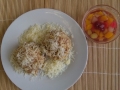 Bulgurové rizoto s kuřecím masem,zeleninou a sýrem,míchaný kompot